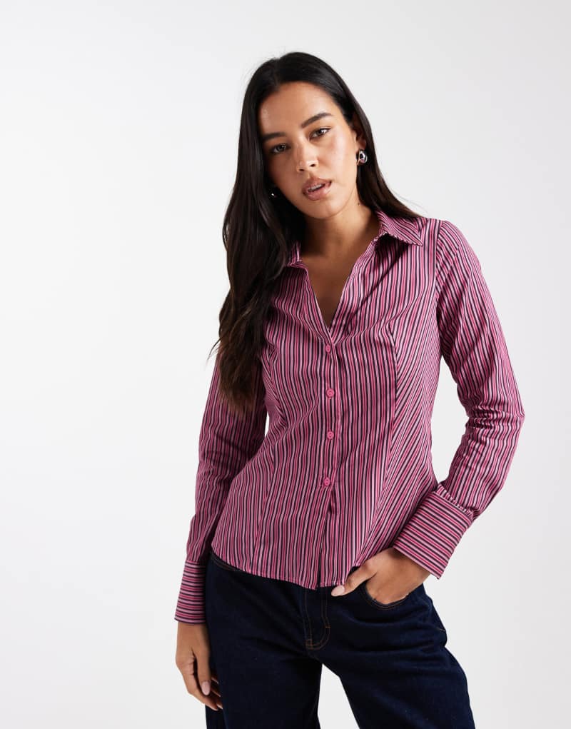 Trend incir yeşili ve pembe çizgili poplin kumaştan dar kesim gömlek.