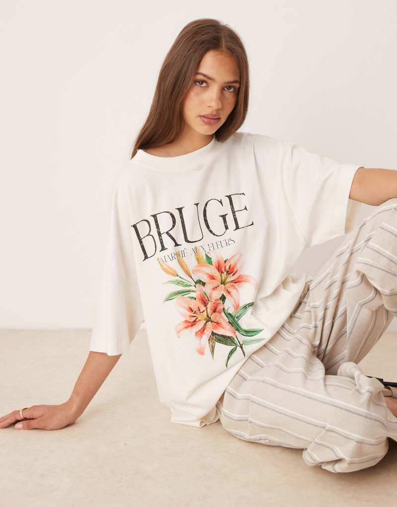 Trend  krem ??rengi, bruge çiçeği desenli, oversize tişört.