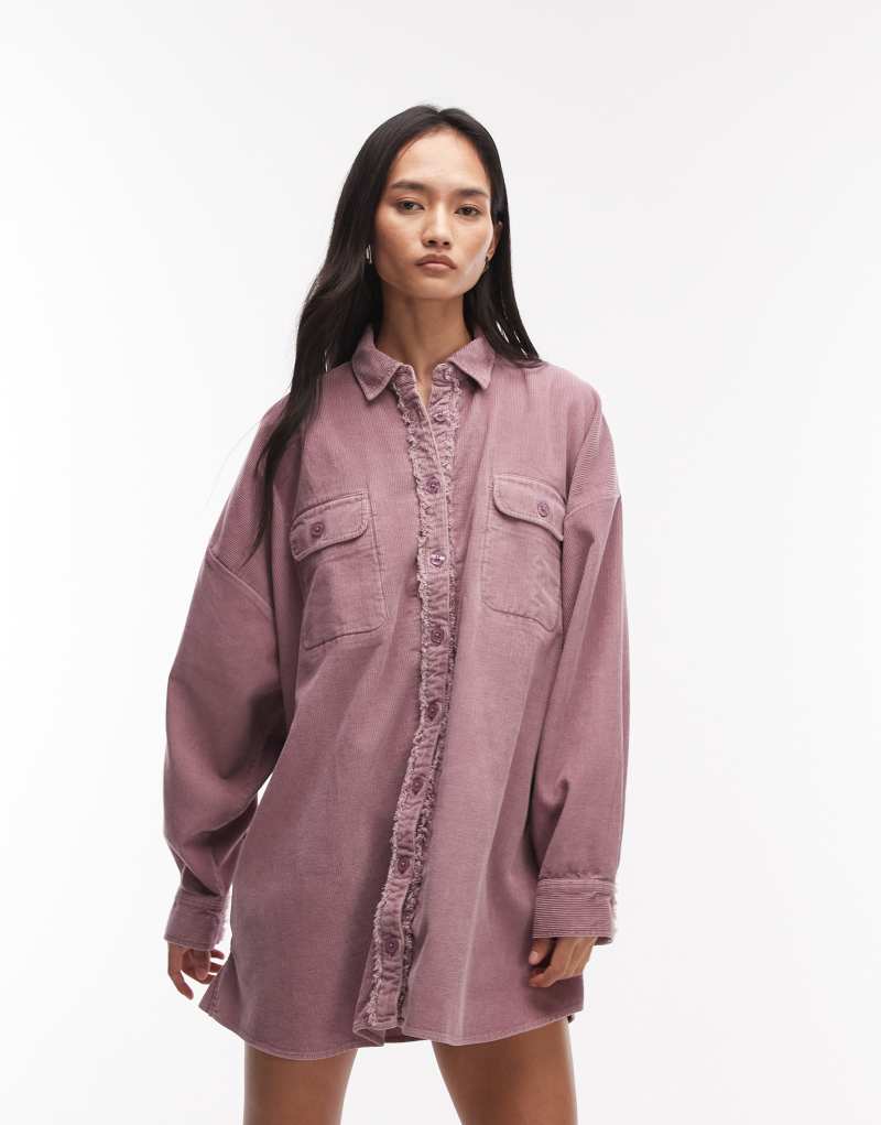 Trend cepli, oversize kesimli, yıkanmış leylak rengi gömlek elbise.